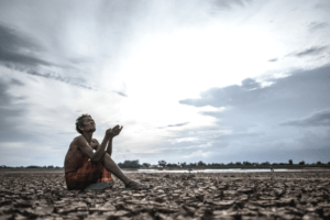 homem aguarda pela chuva em solo castigado pela crise hídrica
